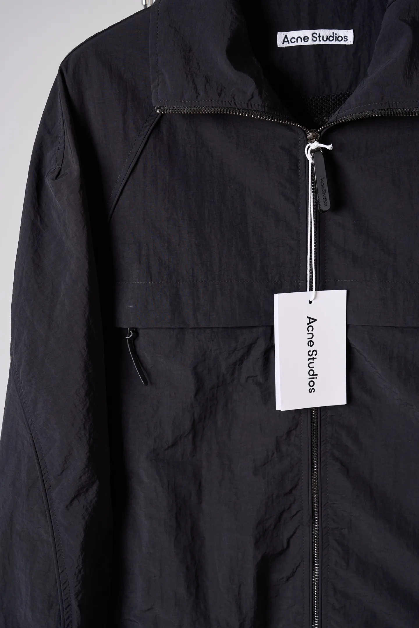 [Real auction] Acne Studios lapel short jacket [In Stock] 32 34 36 The fabric is made of 100% nylon (nylon/polyamide fiber) 75D high-density wrinkled nylon. The fabric has been permanently pressed and shaped by high temperature, and washed with high-pressure wrinkles at the factory to form its own irregular texture, permanently retaining the wrinkled texture, which will not disappear after washing. Matte matte coating removes the plastic glossy surface of nylon itself to create a low-key matte paper feel. Three-proof micro-coating, weak waterproof, anti-fouling, anti-static treatment, not easy to get dust. The interior is made of full-width mesh Breathable nylon lining, which reduces the stickiness of the nylon fabric to the body, improves air circulation, prevents sweating from sticking to the skin, and the zipper does not rub against the skin. The version adopts the raglan split topstitching process, and the front and rear panels are divided diagonally to expose even stitching. The three-dimensional dropped shoulders are loose and the fit is increased to increase the margin of movement. The back neckline is three-dimensional and high-density computer embroidered, and the embroidery lines are dense and not prickly. Customized all-metal matte nylon zipper, Genuine Leather embossed brand letters on the zipper leather tab, zipper tape with same color nylon fit to the body, double-locked reinforcement on both sides of the zipper to prevent pulling and tearing.